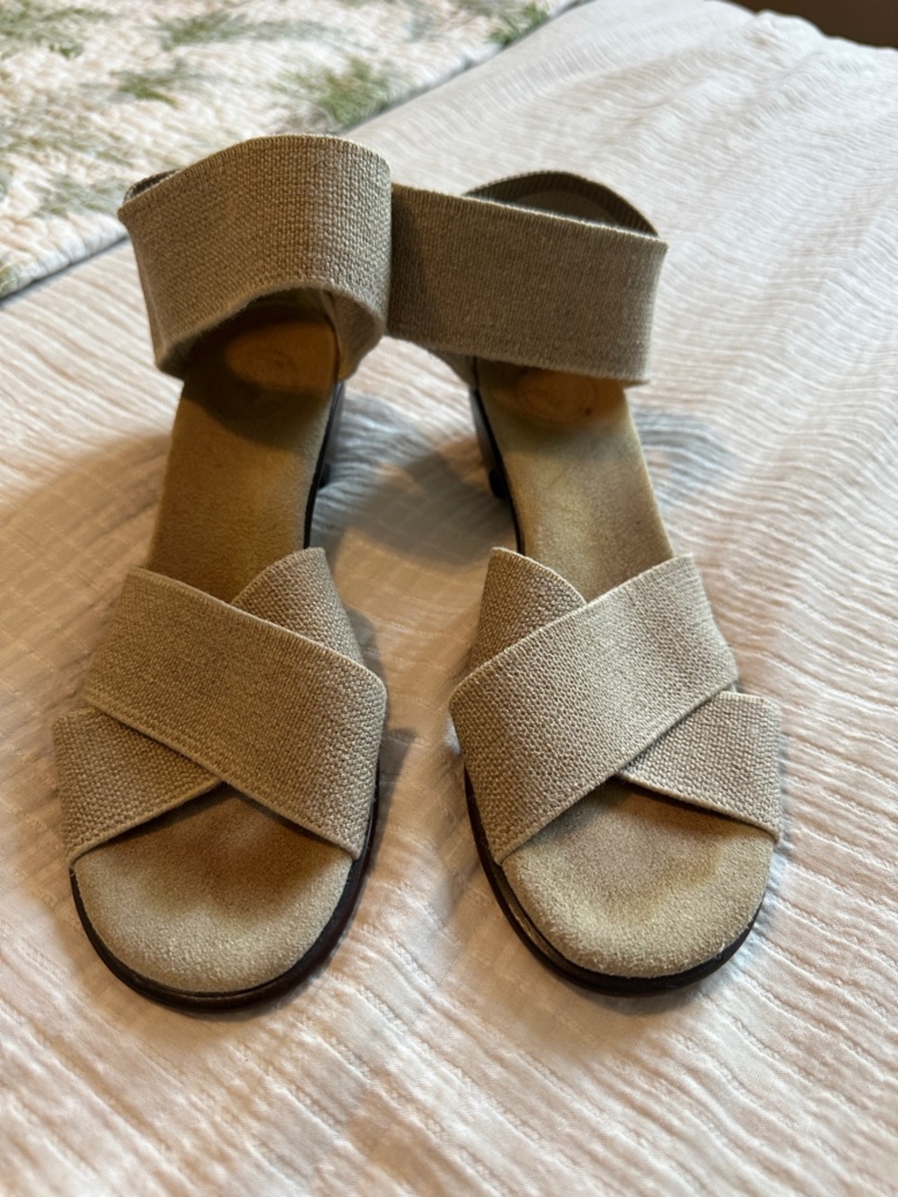 CHARLESTON SHOE CO. Women's Beige Cross-Strap Sandals